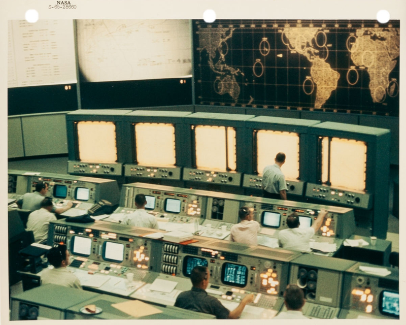 Illustration for article titled Classic Mission Control Photos Show Space Heroes On The Ground